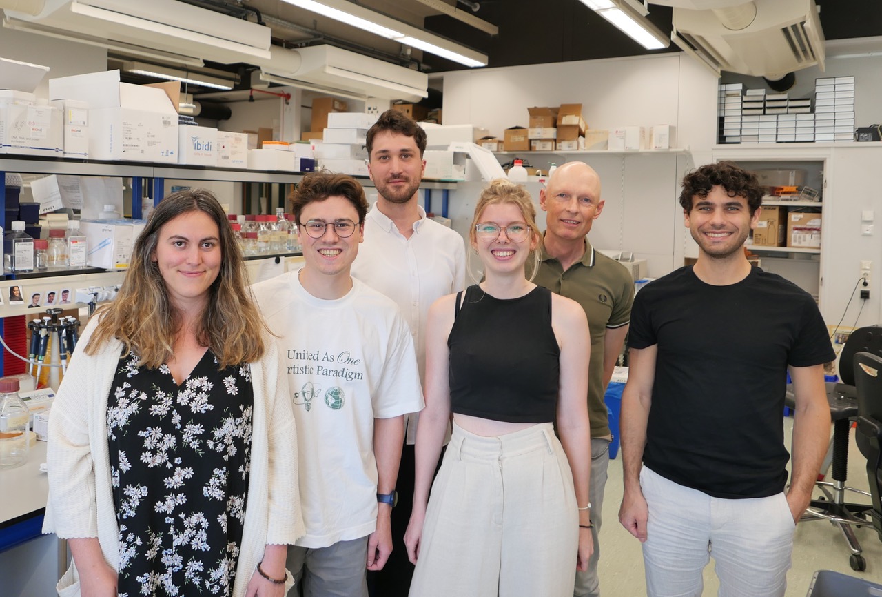 Een deel van de onderzoeksgroep. Vlnr: Isabel Gordaliza, Giacomo Zundo, Dejan Stevic, Tessa Huizer, Pim Pijnappel, Fabio Catalano. Niet op de foto: Max Hennink.